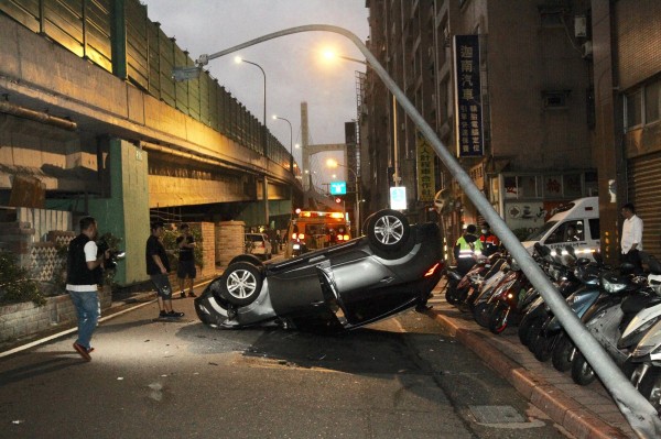 鍾嫌酒後自撞翻車。（記者陳恩惠翻攝）