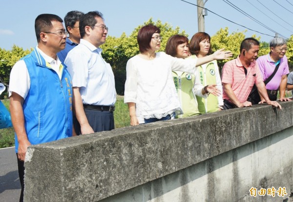 立法委員陳素月（前排左三）會同官員、地方民代會勘大饒中排。（記者陳冠備攝）