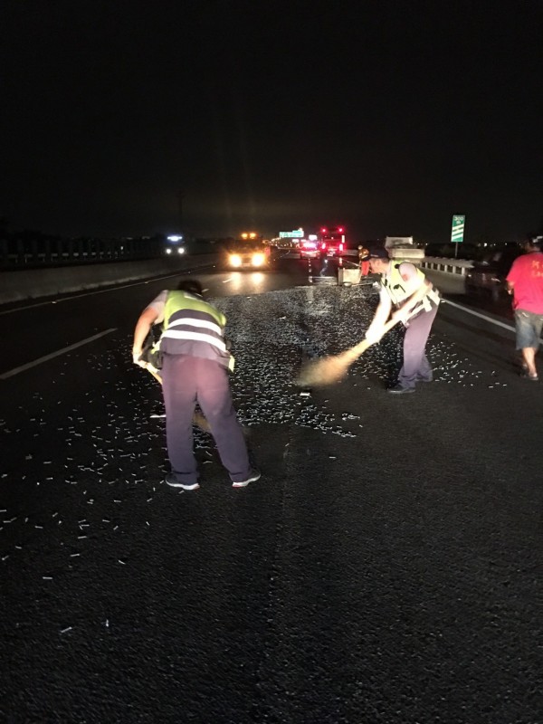 國道警察局斗南分隊及公路局工務段人員忙著清掃散落的螺絲。（民眾提供）