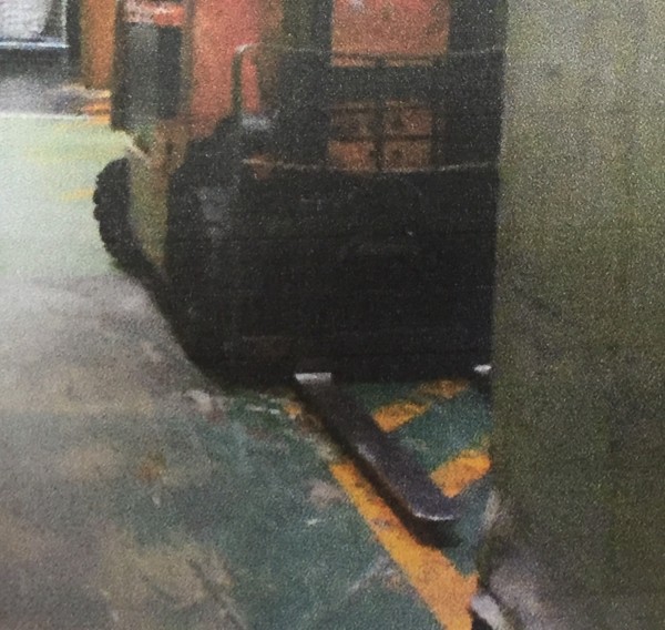 新竹縣湖口鄉某塑膠工廠，1台充電中的堆高機（如圖）被懷疑漏電導致菲籍男移工意外猝死，新竹檢警將深入調查釐清。（記者黃美珠翻攝）