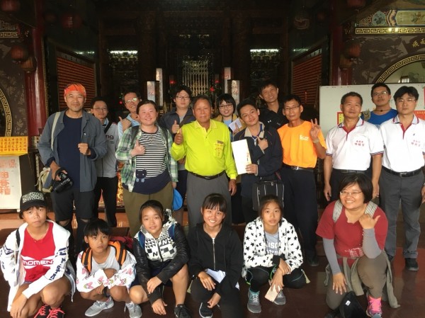 「文化建醮─社區博物館」走讀活動，帶領在地鄉親及師生，走入村落、大廟。（社大台江分校提供）