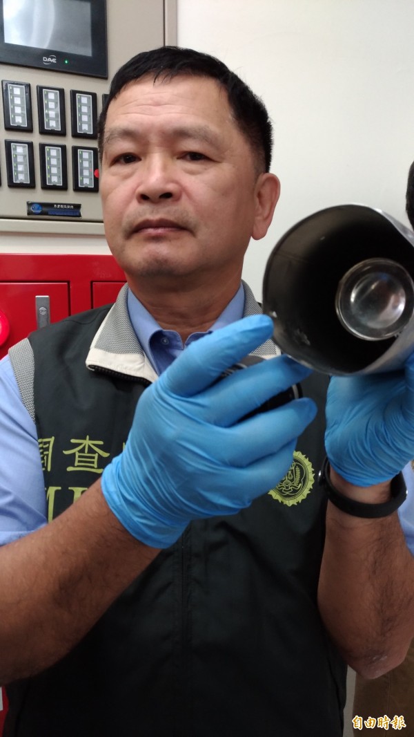 保溫瓶開口狹小、內膽異常厚實,標明1公升但目測僅500毫升。(記者鄭淑婷攝)