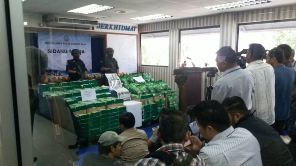 馬來西亞皇家警察同步召開記者會,展示攔截的254公斤K他命。(記者鄭淑婷翻攝)