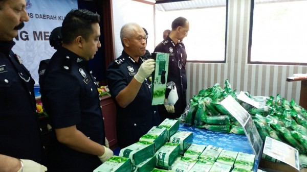 馬來西亞皇家警察同步召開記者會,展示攔截的254公斤K他命。(記者鄭淑婷翻攝)