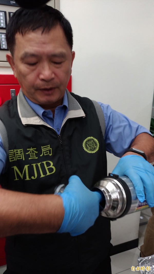 保溫瓶開口狹小、內膽異常厚實,標明1公升但目測僅500毫升。(記者鄭淑婷攝)