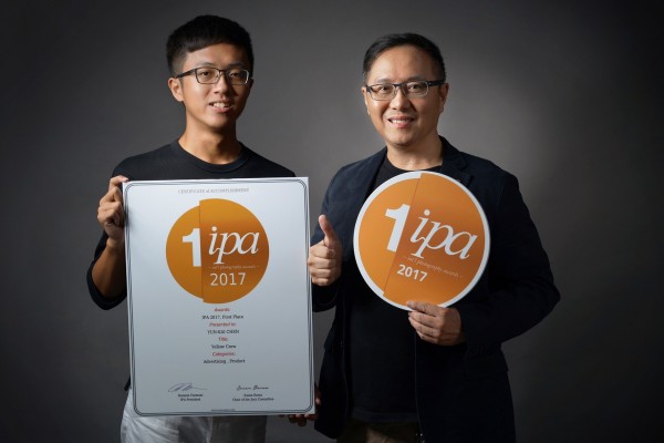 陳允楷（左）拿下被譽為攝影界奧斯卡的美國國際攝影獎非職業組廣告產品類冠軍。（圖由基隆崇右影藝科技大學提供）