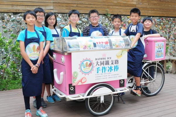 南市東區大同國小學生用科技創意做冰棒及行銷。（記者王俊忠翻攝）