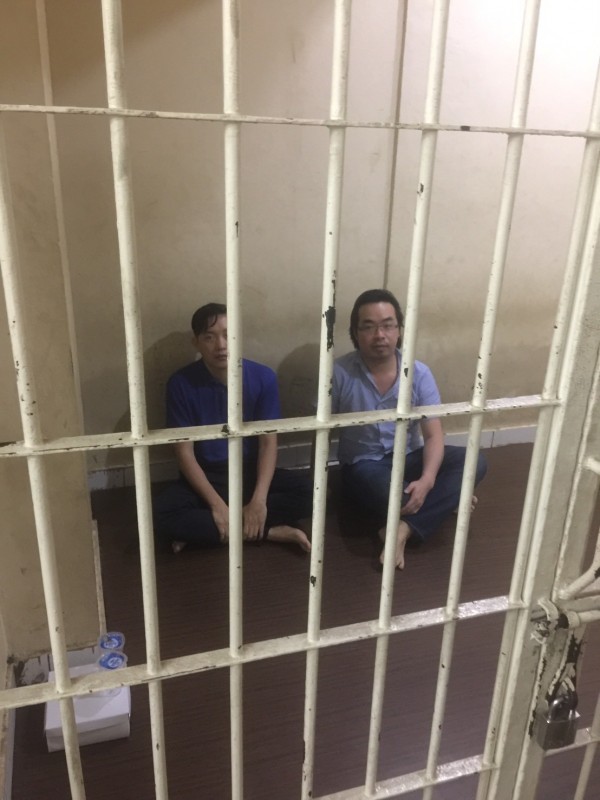 男子陳宣銘（右）與林庭申（左）關押在印尼警局。（記者邱俊福翻攝）