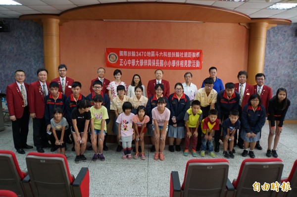 斗六科技扶輪社搭橋,邀正心中學學生遠距伴讀保長國小學生。(記者詹士弘攝)