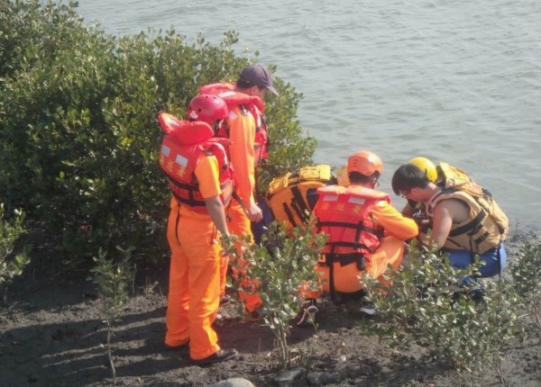 消防及海巡人員將黃姓女子搶救上岸實施急救，送醫仍告不治。（記者湯世名翻攝）