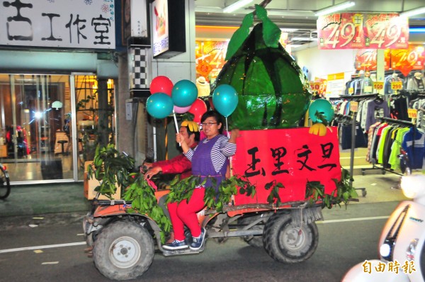 慶祝玉里鎮一百歲,玉里文旦也上街促銷啦。(記者花孟璟攝)