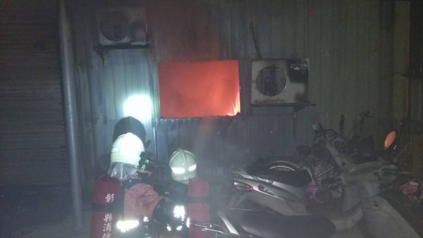 彰化福興彈簧製造工廠火災，警消搶救。（記者劉曉欣翻攝）
