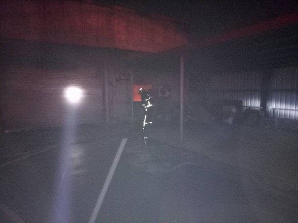 彰化福興彈簧製造工廠火災，警消搶救。（記者劉曉欣翻攝）