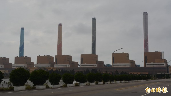 台中火力電廠空污問題長年引發關注,經濟部表示,未來9年將投入1500多億進行各項改善計畫。(記者陳建志攝)