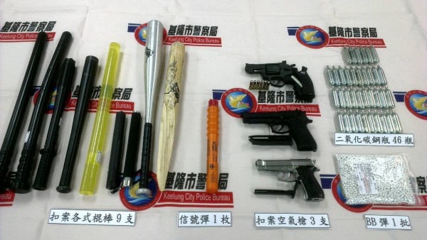 警方昨天拘提周男等8名男子，起獲犯案用的刀、棍與槍枝，訊後將周等8人依殺人未遂等罪嫌函送法辦。（記者林嘉東翻攝）