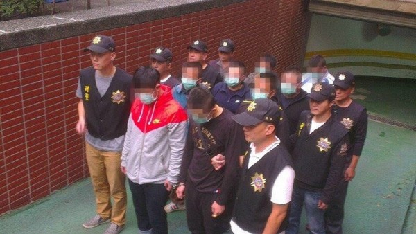 周姓男子不滿女友被張男拐跑，撂呂姓等7名友人砍傷張，被警方依殺人未遂等罪嫌函送法辦。（記者林嘉東翻攝）