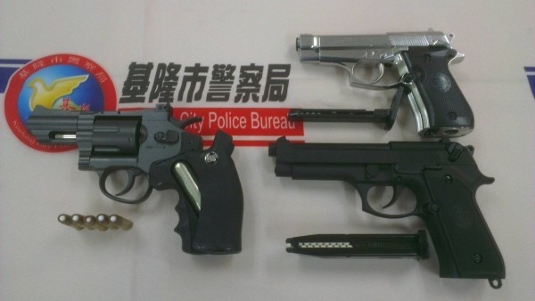 警方昨天拘提周姓等8名男子，起獲犯案用的刀、棍與槍枝，訊後將周等8人依殺人未遂等罪嫌函送法辦。（記者林嘉東翻攝）