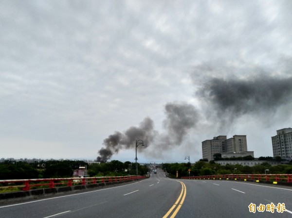 嘉義大林1間廣告公司廠房起火，遠處即可看見大量濃煙直衝天際。（記者曾迺強攝）