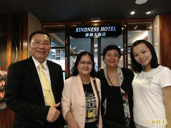 在吳英明(左一)安排下,Grace Alfonso(右二)率團參訪高雄。(記者洪定宏攝)