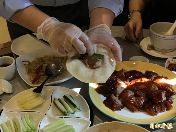 金龍港式飲茶租下人道酒店二樓,道道好料搭配動人故事,口齒留香還能滋潤心靈,主打櫻桃鴨3吃。(記者黃良傑攝)