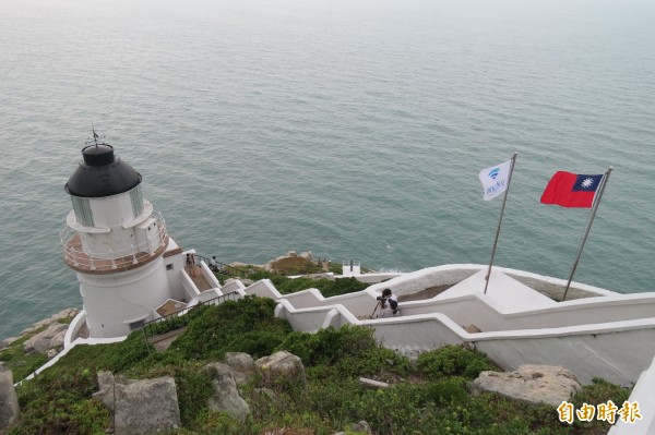 國之北疆-馬祖東引燈塔為國定古蹟,很多遊客很愛到此拍照。為了鼓勵國人冬天遊馬祖,交通部觀光局馬管處推出補助方案,國人住宿4鄉4晚,最高補助3200元。(記者俞肇福攝)