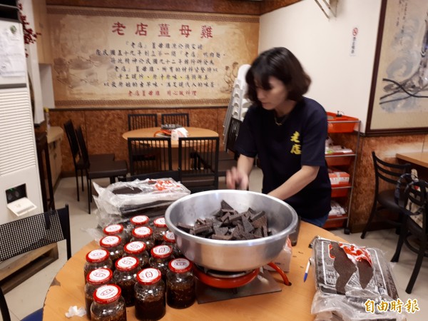 新竹市老店薑母雞還有獨特的醬料豆腐乳和辣椒醬，讓人吃鍋配醬料更美味。（記者洪美秀攝）