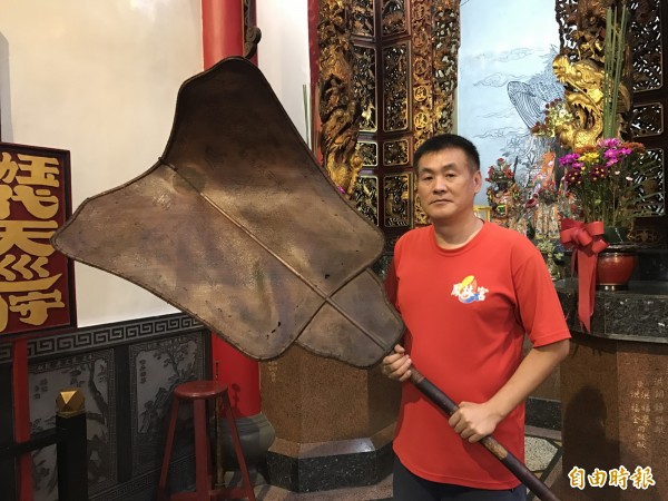 鳳林宮主委許木成手持骨董芭蕉扇。（記者洪臣宏攝）