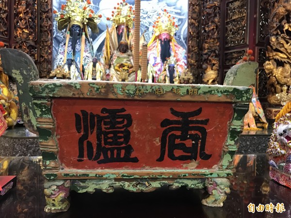 明朝時代的木製香爐為鎮廟之寶。（記者洪臣宏攝）
