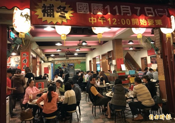 坊間薑母鴨、羊肉爐、養生雞、烏骨雞等食補店,高掛布條預告立冬這一天提早營業。(記者李容萍攝)