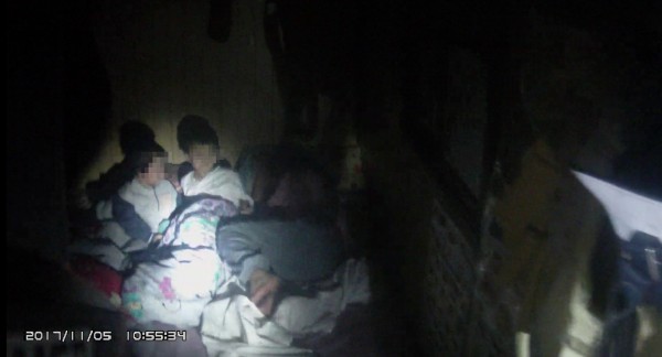 警消破門發現酒醉男與兩名幼子躺在床上。（記者王宣晴翻攝）

