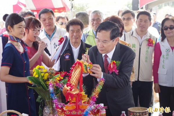 嘉義市貨物轉運中心市地重劃工程動土,嘉義市長涂醒哲(中)為龍點睛、象徵好彩頭。(記者王善嬿攝)