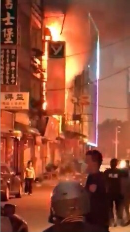 中壢後站一棟4層樓透天厝整棟樓陷火海，有民眾拍下畫面上傳。（翻攝臉書「我是中壢人」）