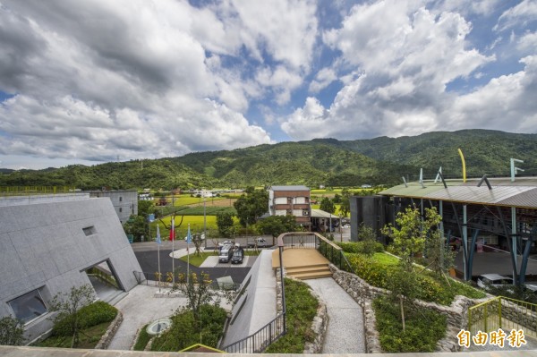 三星鄉公所新的辦公廳舍,利用綠元素及山元素,與週邊山景融合。(寬和建築師事務所提供)