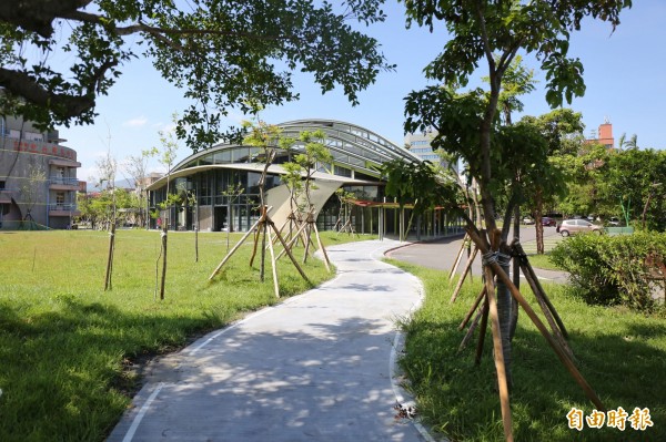 宜蘭市中山國小小巨蛋與通學廊道,入圍今年度台灣建築獎。(記者張議晨攝)