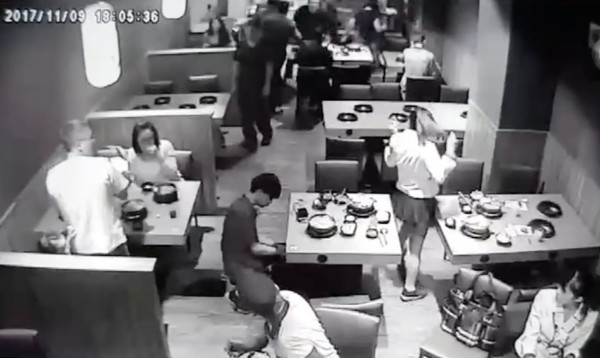 楊姓員工蹲下換裝瓦斯,現場民眾聽到瓦斯外洩聲,紛紛離開座位往外逃。(記者陳冠備翻攝)