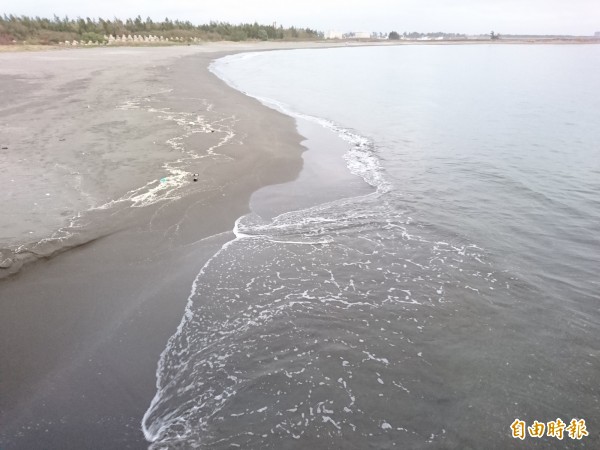 安平漁光島臨海擁有美麗海岸線。（記者洪瑞琴攝）