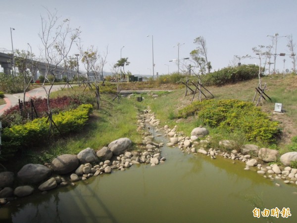 地方人士批評，苗栗縣高鐵特定區北勢溪親水廊道美景不再。（記者張勳騰攝）