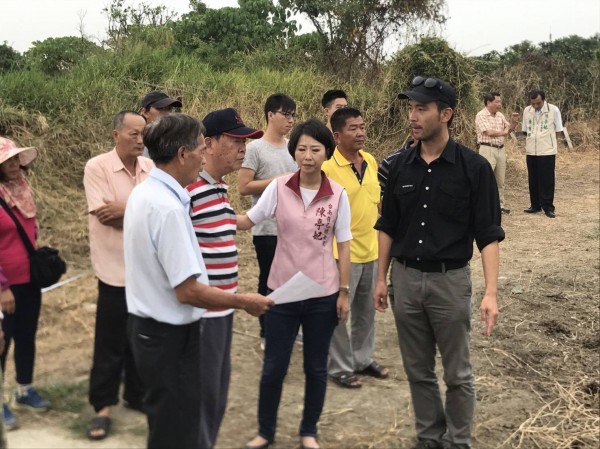 台南麻豆區北勢里太子宅正在進行排水溝加寬工程，但工程錯誤讓居民苦不堪言。（記者邱灝唐翻攝）