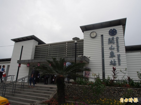 目前的關山車站,就在關山舊站旁。(記者王秀亭攝)