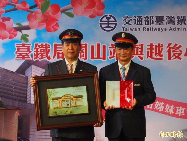 台鐵關山站長羅易華(右)與月後心動鐵道關山站長東條公男(左)相互交換紀念物。(記者王秀亭攝)