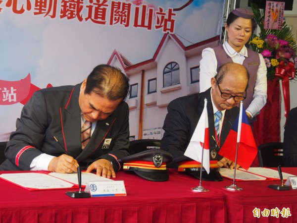 台、日同名的關山站長簽署締結姊妹車站。(記者王秀亭攝)