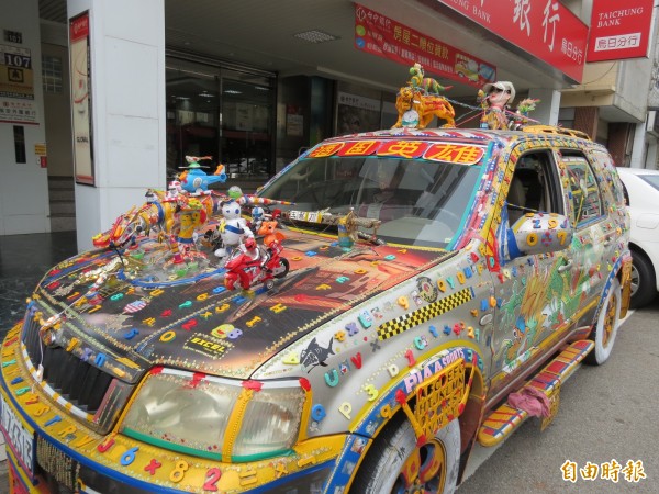 70歲王老先生一年前開始為車子造型，還開著四處趴趴走，引起路人好奇。（記者蘇金鳳攝）