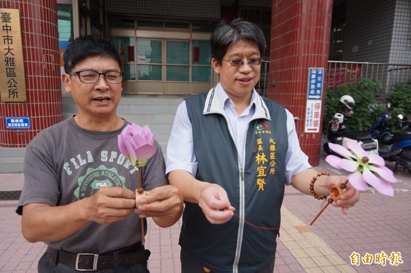 大雅區橫山社區發展協會執行長張樸勻（左）研發的「玩轉花舞」童玩，會飛會開花！（記者歐素美攝）