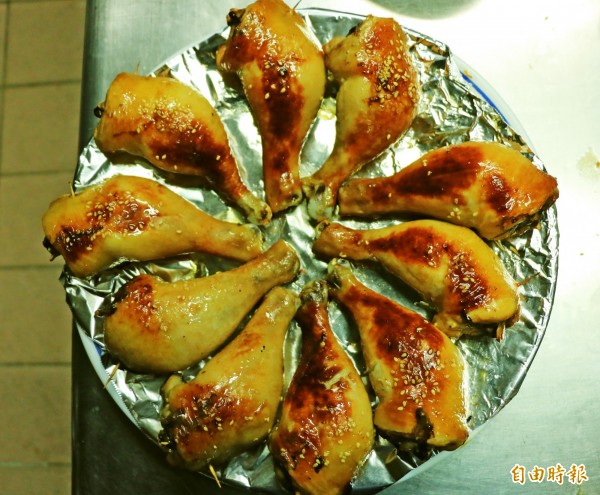 老闆王玉魁說，雞腿一次要烤10隻，且須烤上1小時，想品嘗一定得預定。（記者鄭名翔攝）
