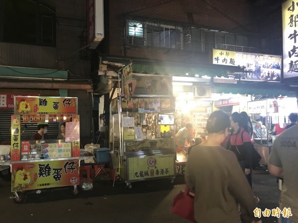 衝突發生後店家已熄燈提早打烊。（記者陳薏云攝）