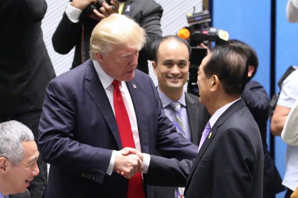 我方領袖代表宋楚瑜和美國總統川普握手寒暄。(中華台北代表團提供)