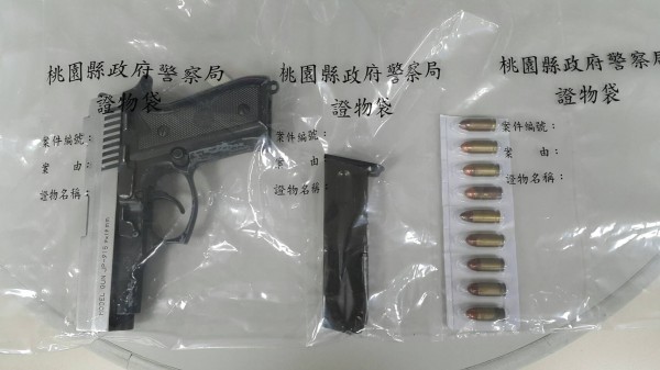 警方逮捕李姓男子，起出改造手槍、子彈。（警方提供）