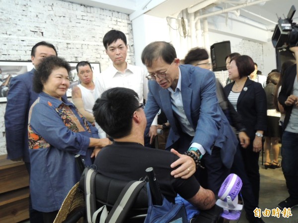 李長榮化工董事長李謀偉出席攝影展，鼓勵氣爆、塵爆傷者。（記者王榮祥攝）