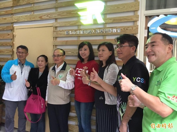 為打造數位學習環境,台北市教育局設立全國首間「3R科技應用教學導入」智慧教室,今於北市永春高中舉行開幕揭牌儀式。(記者周彥妤攝)