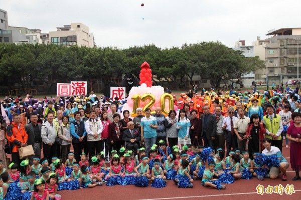 新竹國小今天歡慶120年校慶，老中青三代校友，一起回校歡慶雙甲子的光榮與喜悅。（記者蔡彰盛攝）